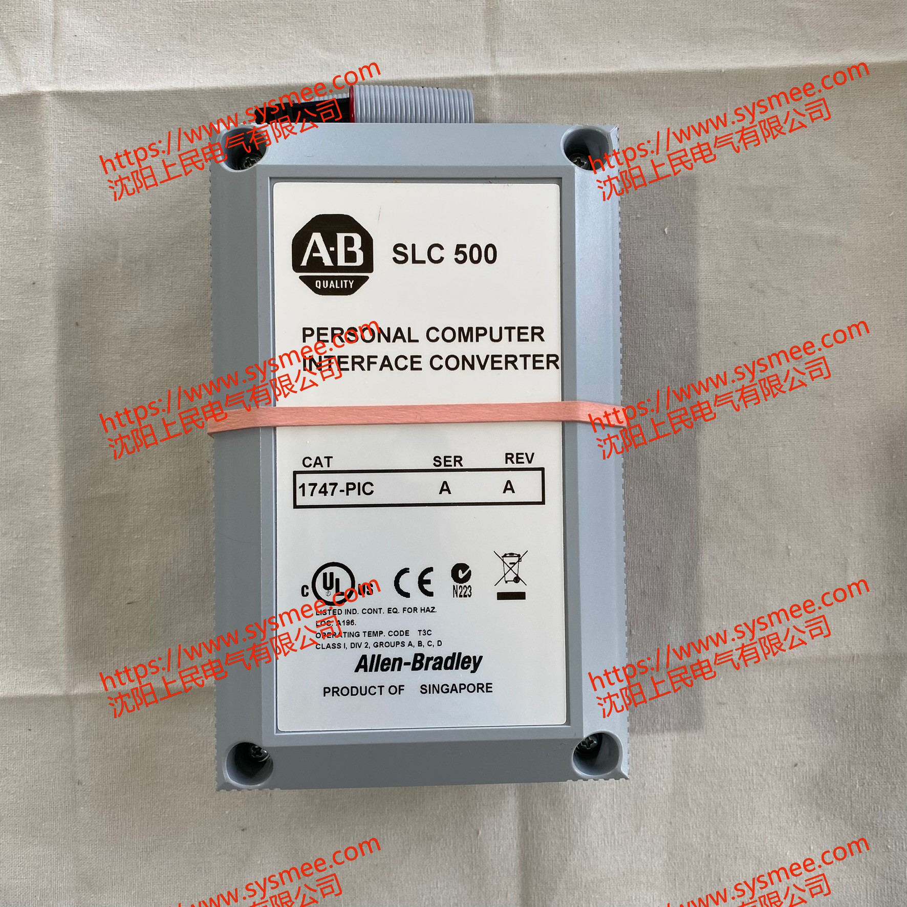 Allen-Bradley 罗克韦尔1747-PIC/A是一款 SLC 500 的 RS-232 至 DH-485 接口转换器